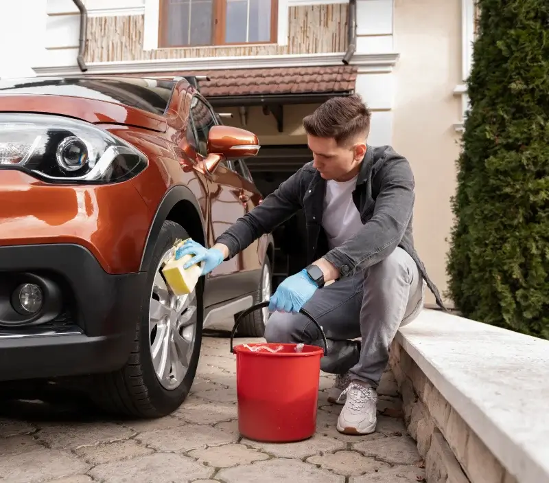 Lavage auto à domicile René : professionnel intervenant sur un véhicule